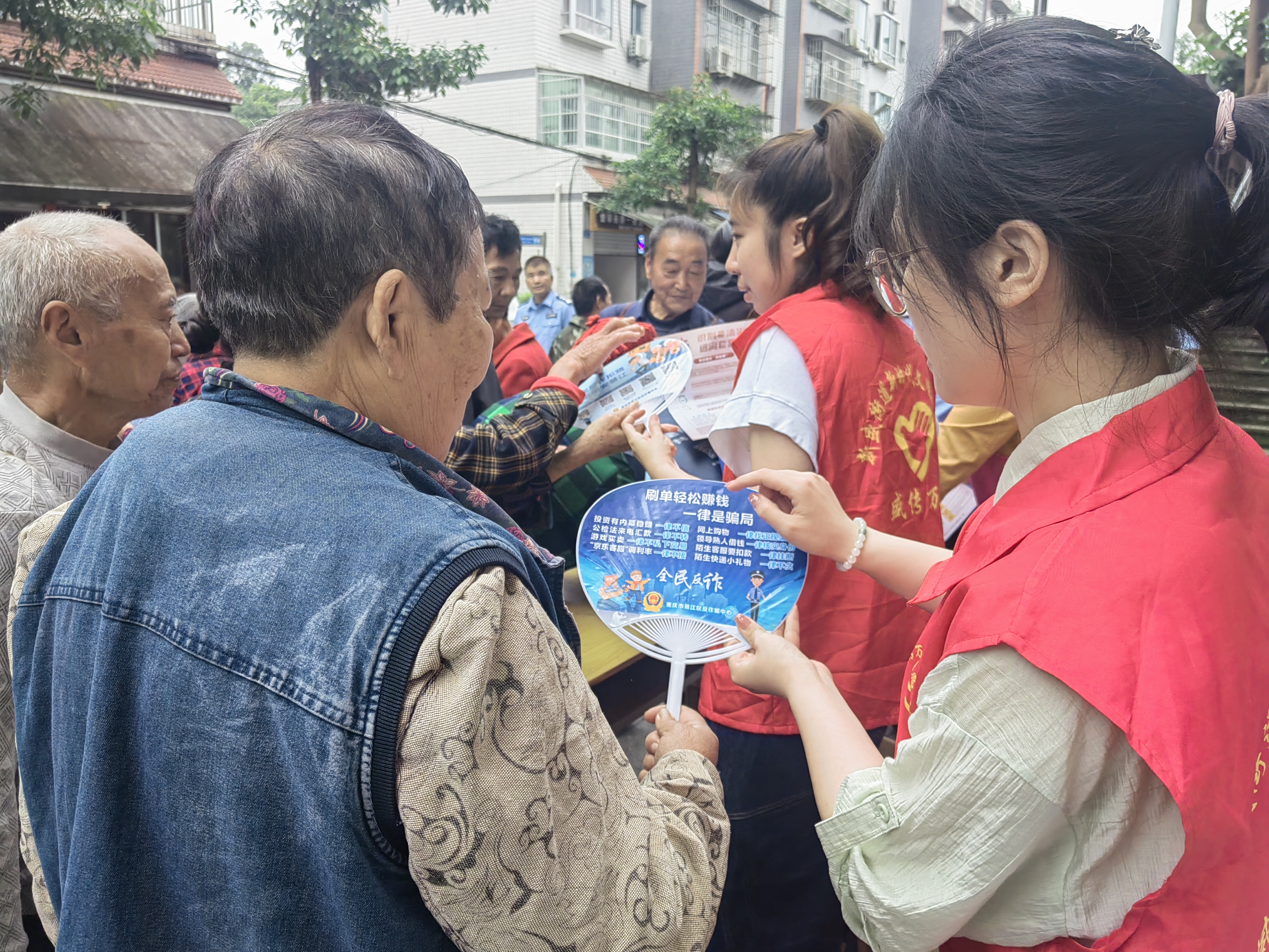 2024年6月15日，綦江区新盛街道在新正社区新时代文明实践站开展反诈宣传志愿服务活动01.jpg