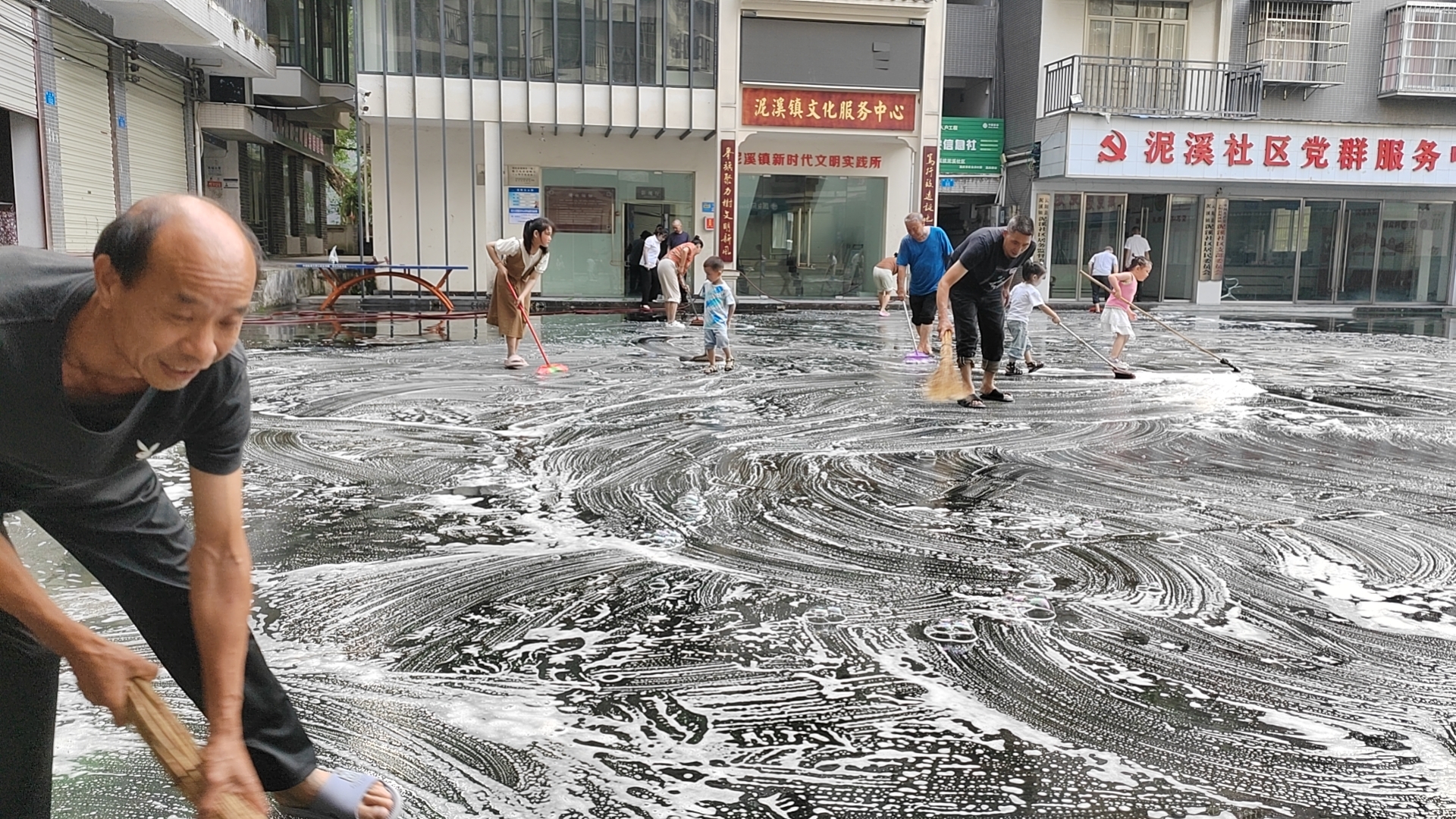 社区居民集体打扫民乐广场卫生.jpg