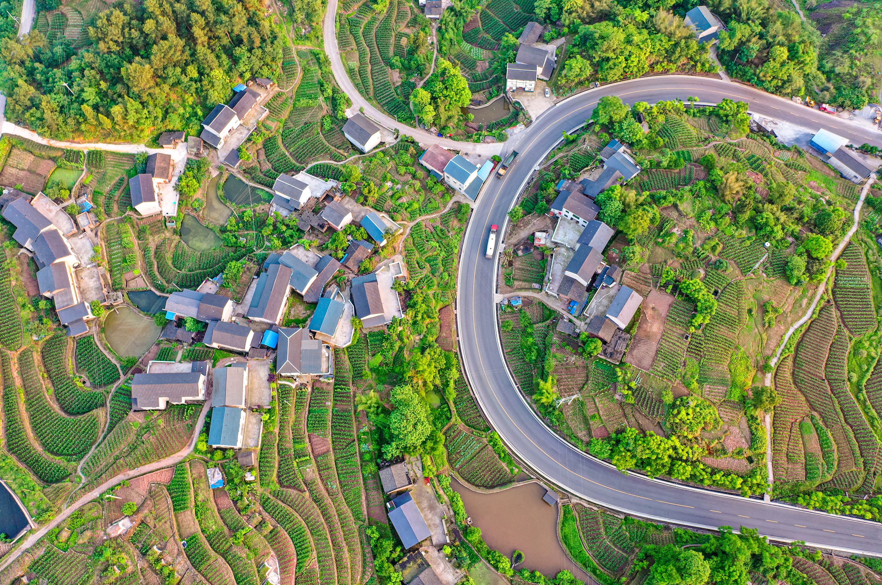 赶水镇香山村，公路修到家家户户，方便村民出行。（刘琳 摄）