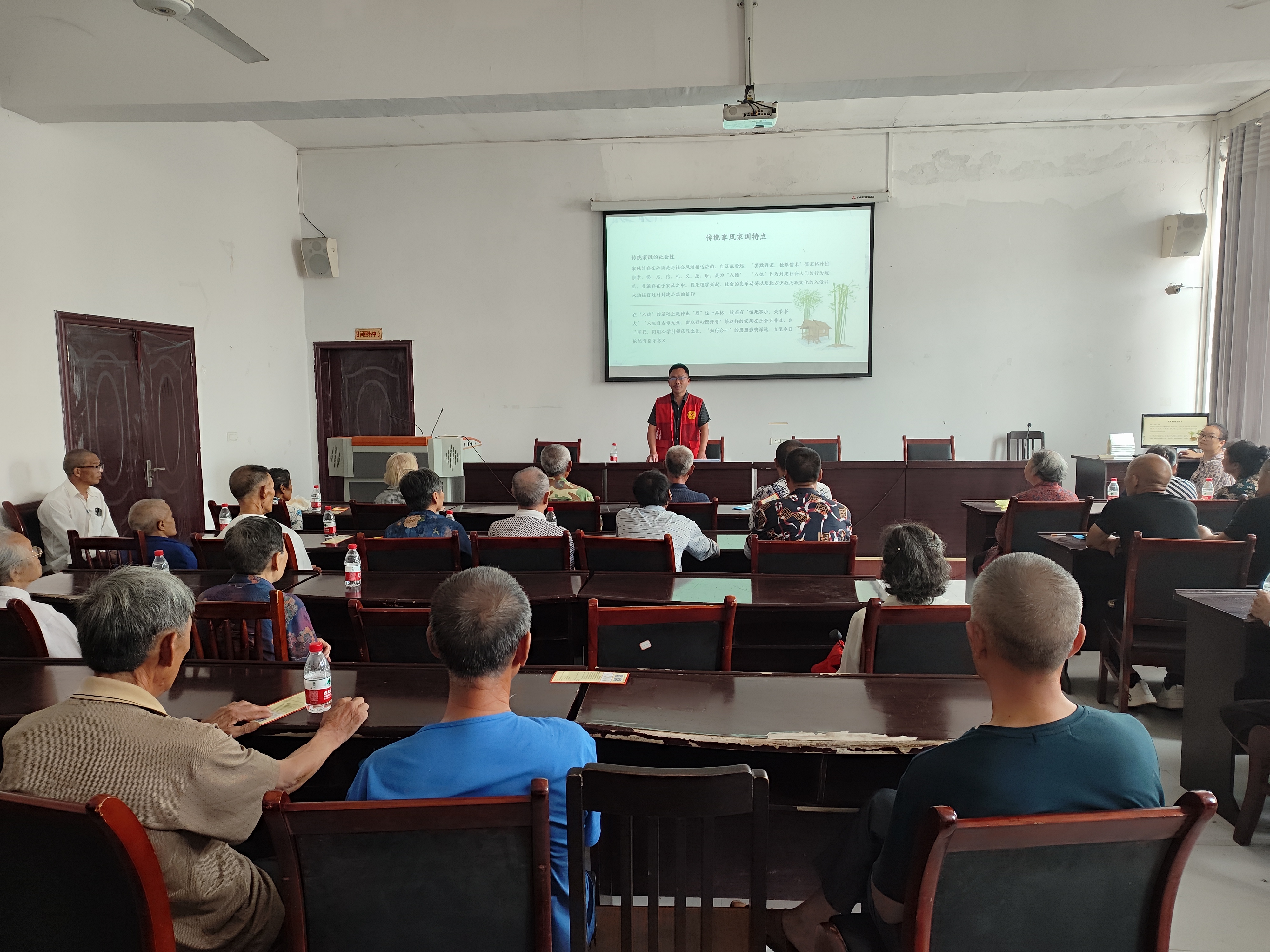 Ⅱ-5-1）2024年7月10日，璧山区健龙镇寨子村新时代文明实践站开展&ldquo;传文明家风 建和谐家庭&rdquo;家风主题宣讲活动 (2).jpg