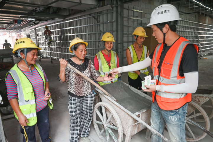 九龙坡区人民医院迁建项目：清凉防暑保安全 保障重点工程有序推进