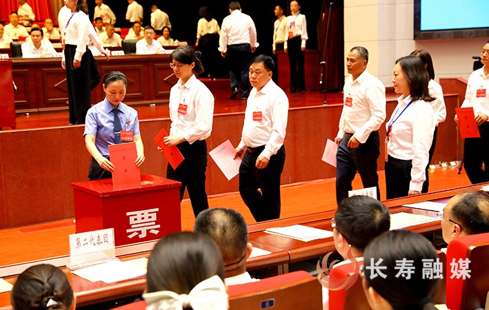 区十九届人大六次会议闭幕