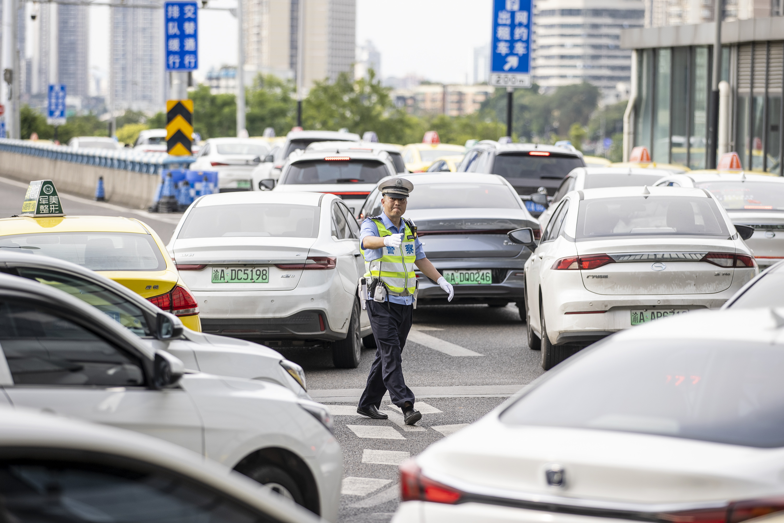 圖為民警在客運(yùn)火車站區(qū)域交通道路疏導(dǎo)交通秩序。胡勇 攝.jpg