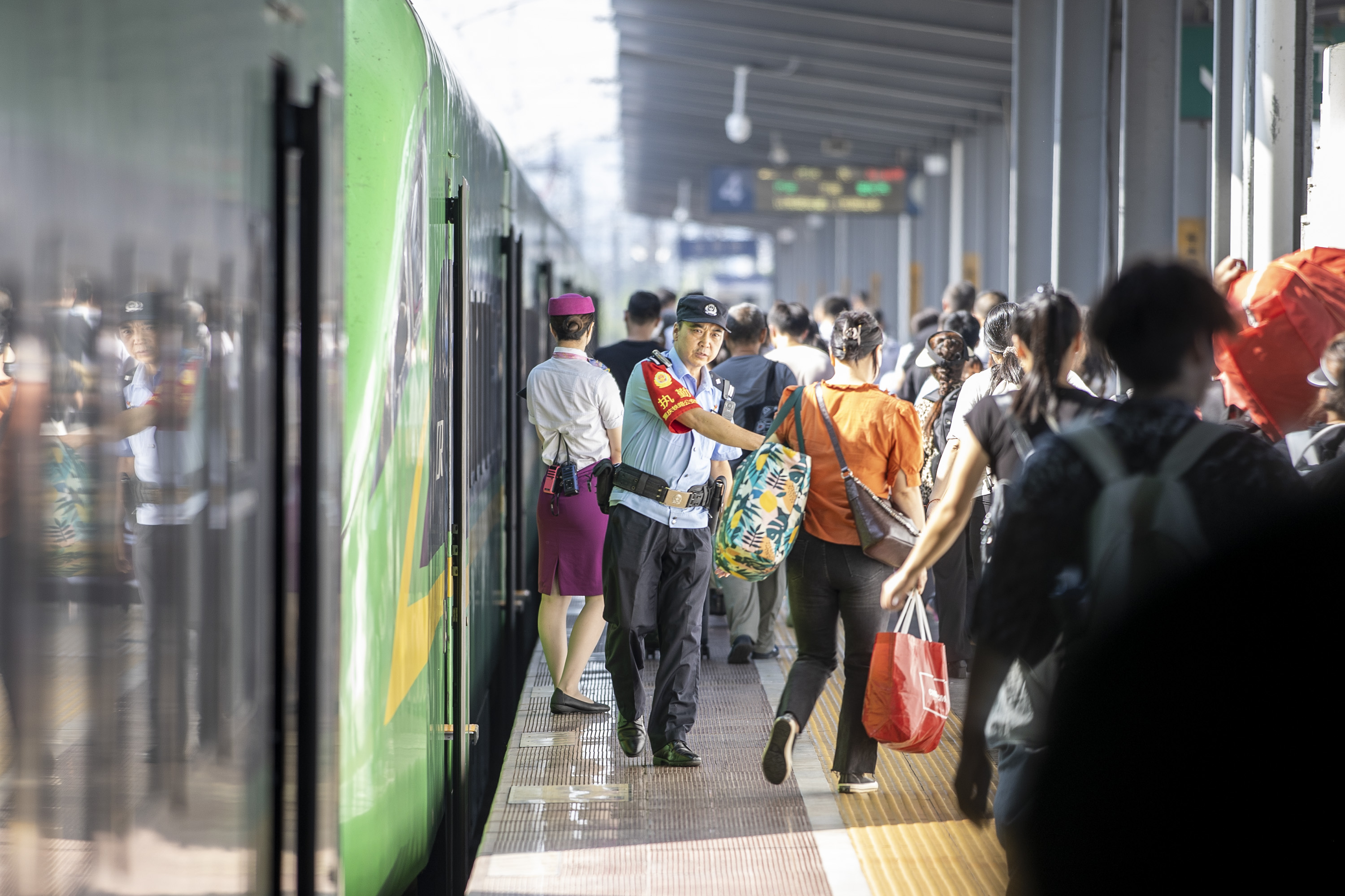 圖為民警在站臺引導(dǎo)旅客安全上下列車。胡勇 攝.jpg