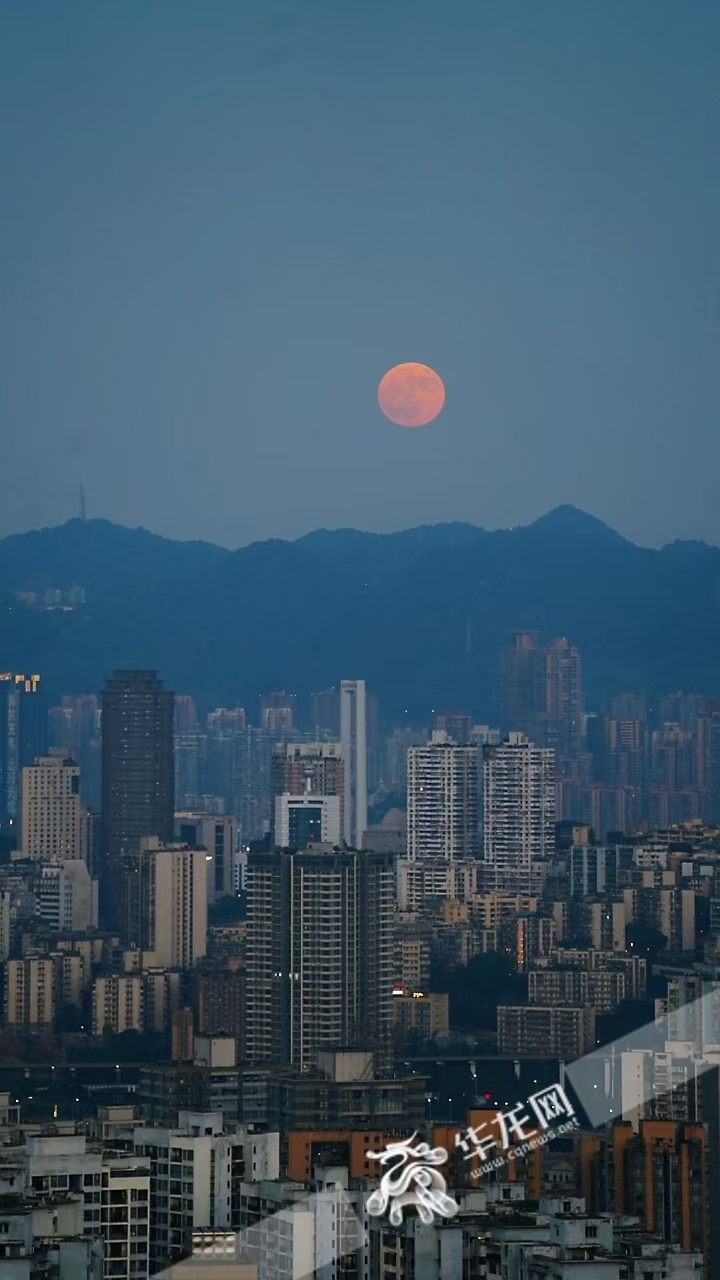 2昼夜交替之时，月亮爬上重庆的夜空。华龙网记者 陈洋 摄。