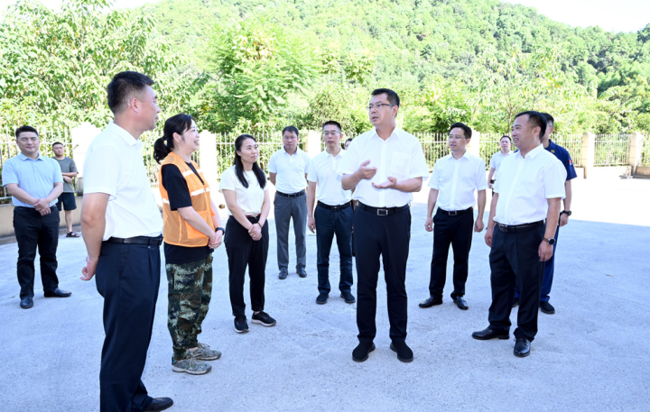 紧盯重点行业领域 坚决防控安全风险 覃昌德检查连晴高温安全防范工作并慰问一线工作人员