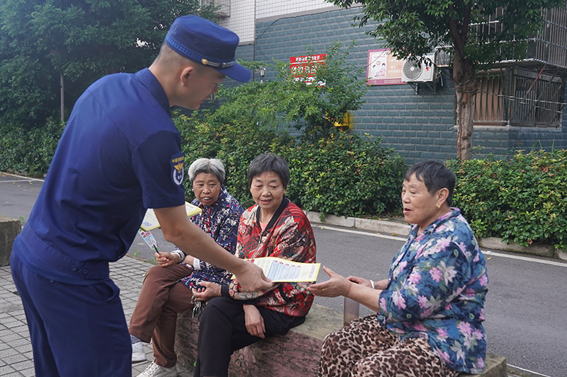 双桥消防宣传车开进老旧社区  送电动自行车防火“秘籍”