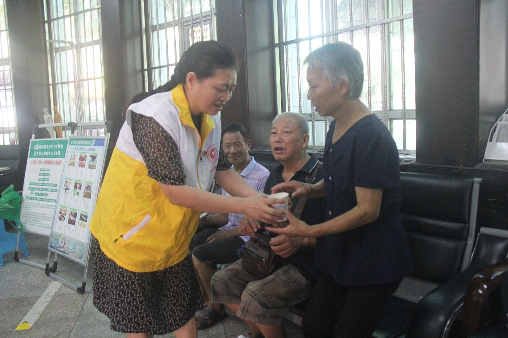 区交通事务中心：赠把小扇送清凉 关爱老人“暖民心”