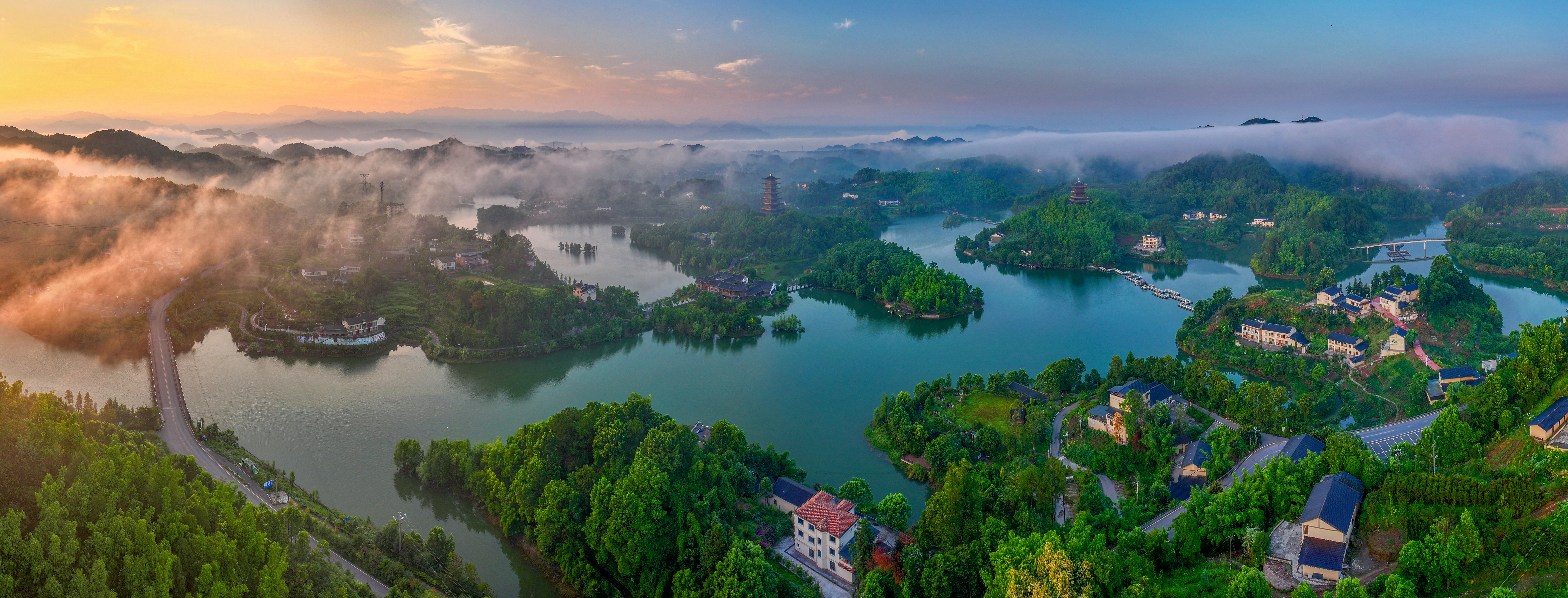 萬盛青山湖碧水映青山美景迎客來曹永龍.jpg