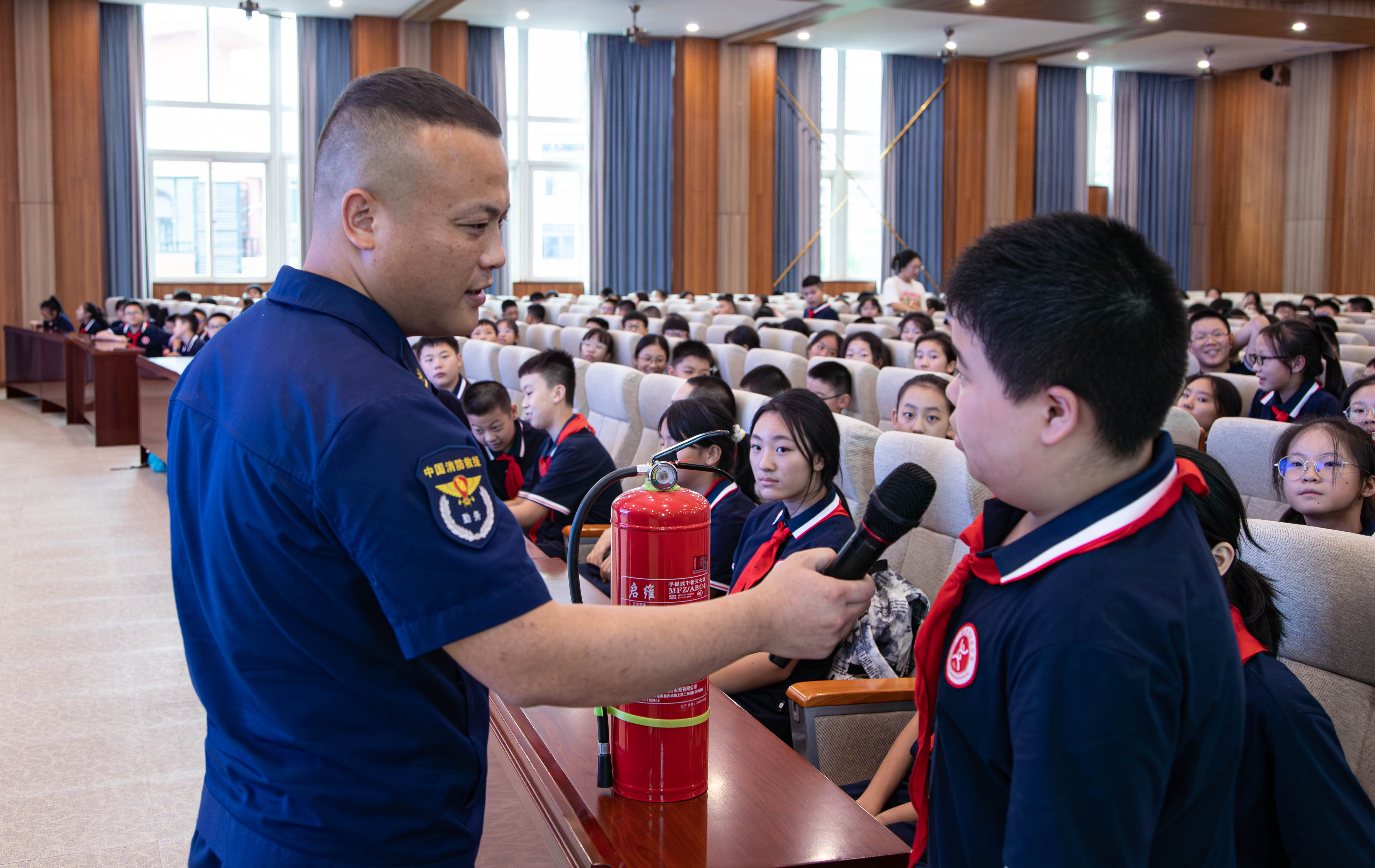 九龙坡区消防救援局前往重庆市渝高中学开展“开学第一课”消防宣传活动。九龙坡区消防救援局供图