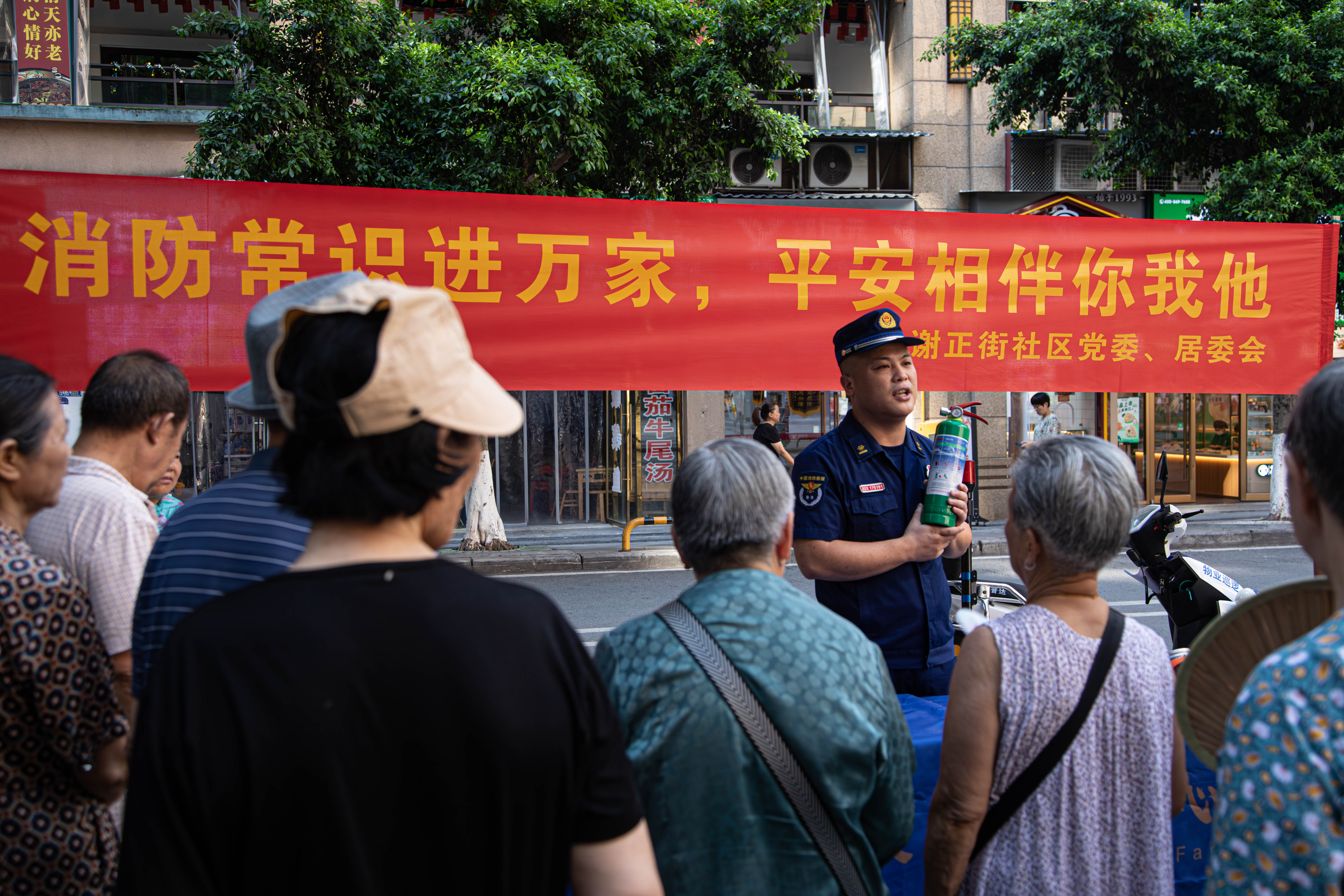 消防知识进社区。九龙坡区消防救援局供图