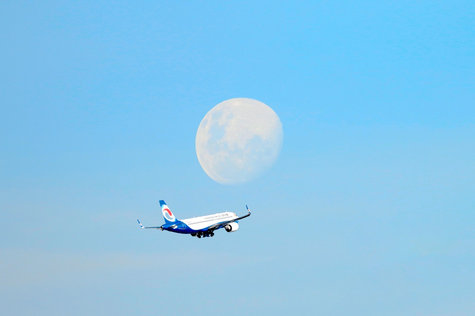 重庆航空推出“空中赏月”航班 全力保障广大旅客中秋期间出行需求