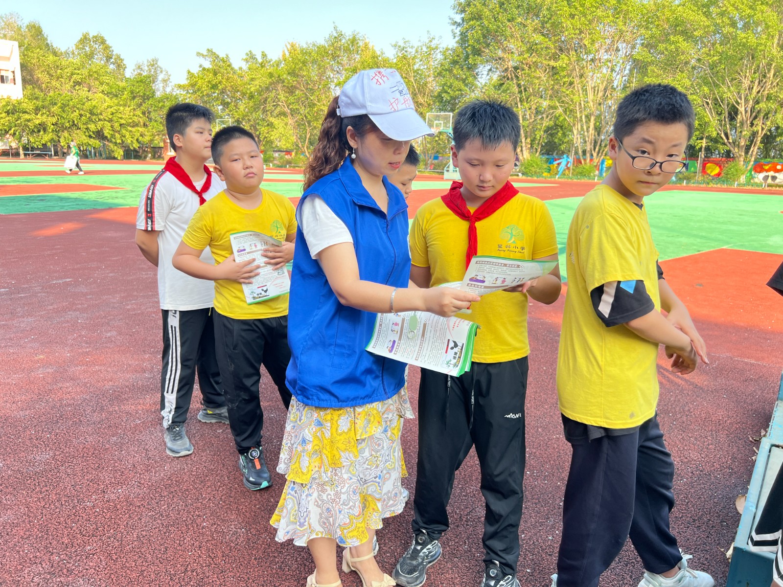 禁毒社工給學(xué)生普及禁毒知識.jpg