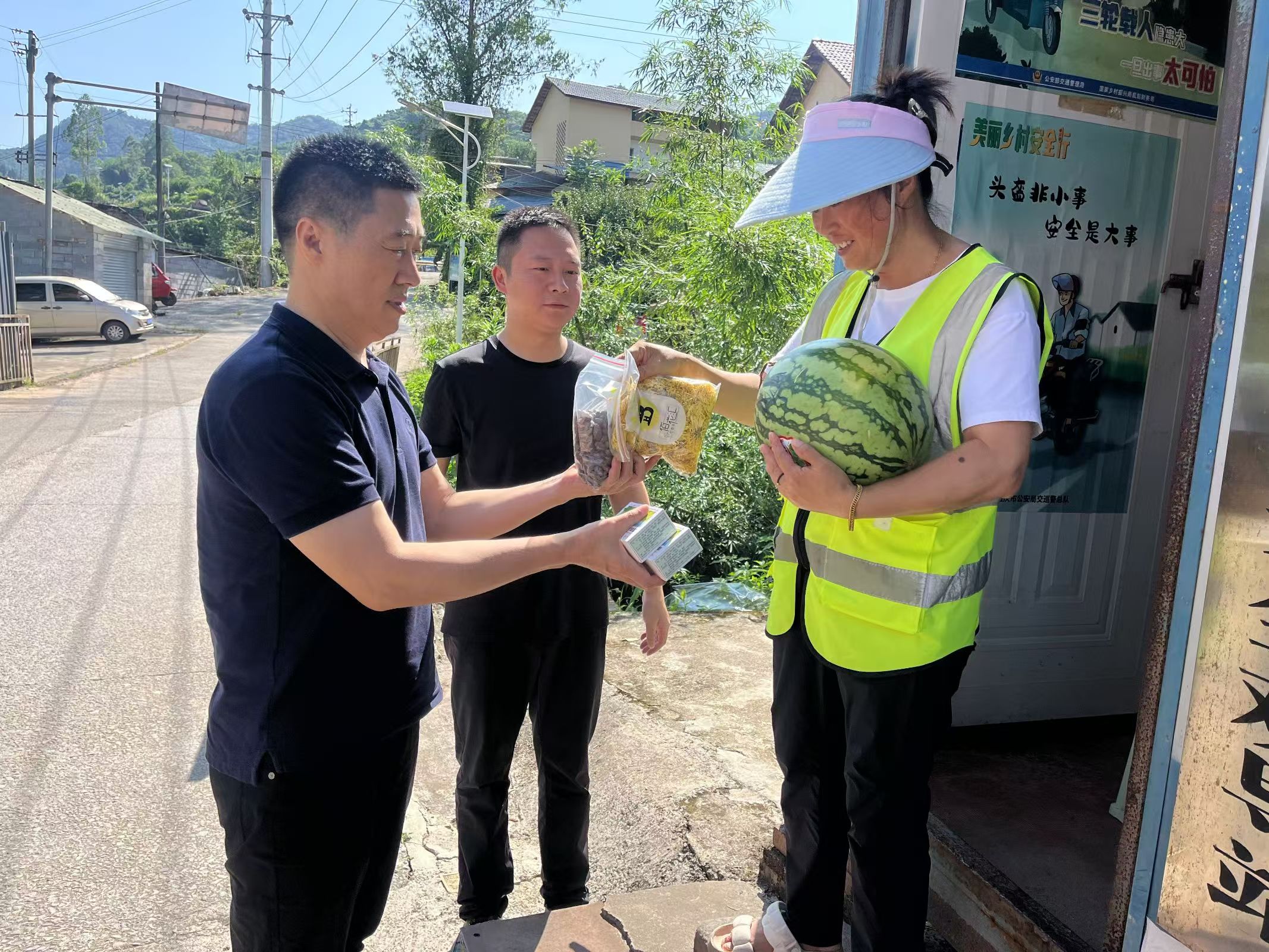 重庆市巴南区龙洲湾街道沿河村开展&ldquo;夏日送清凉&middot;共护森林安&rdquo;活动2.jpg