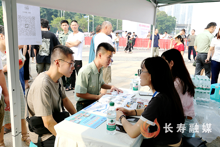 川渝联合举办退役军人专场招聘会+雷羽 (2)