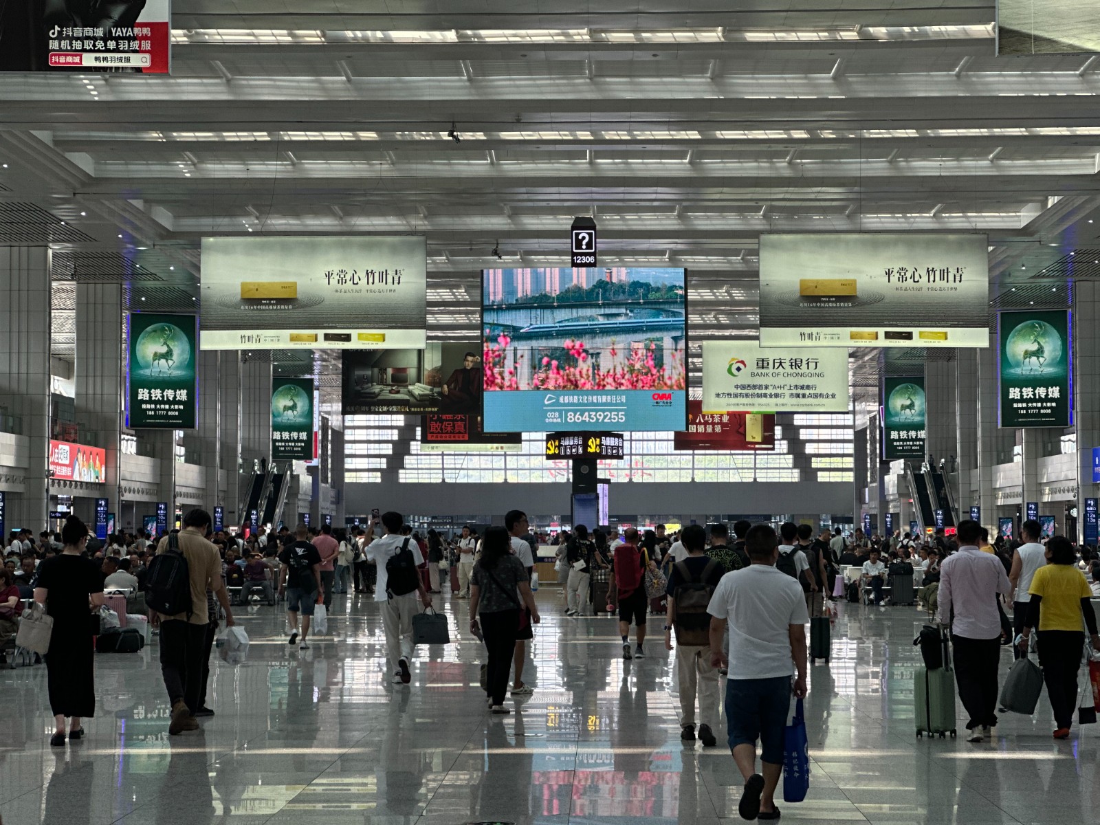 重慶北站候車(chē)大廳旅客出行情況 李彥熹 攝.jpg