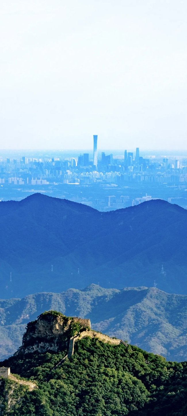 从长城上远眺，北京中央商务区清晰可见。（摄影：鲁梦晗 王佰龙）