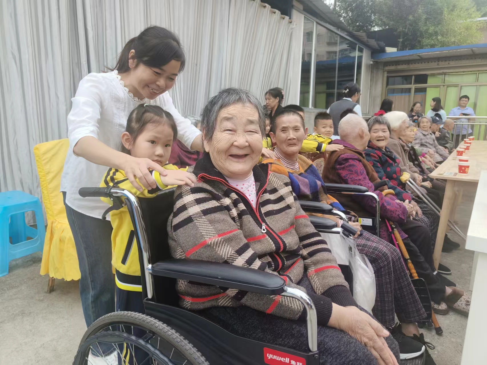 西湖幼儿园到桥乐居养老公寓慰问老人10.10.jpg
