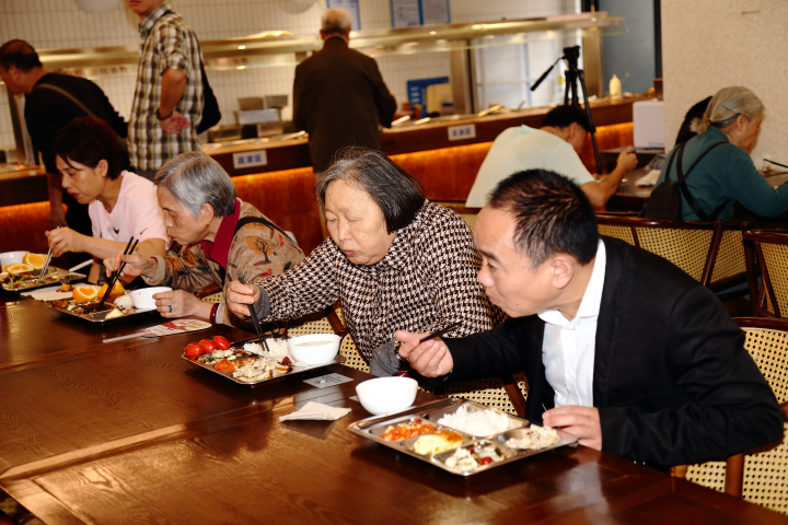 版心 九龙坡打造的社保卡“一卡通”社区食堂，市民在用餐。.JPG