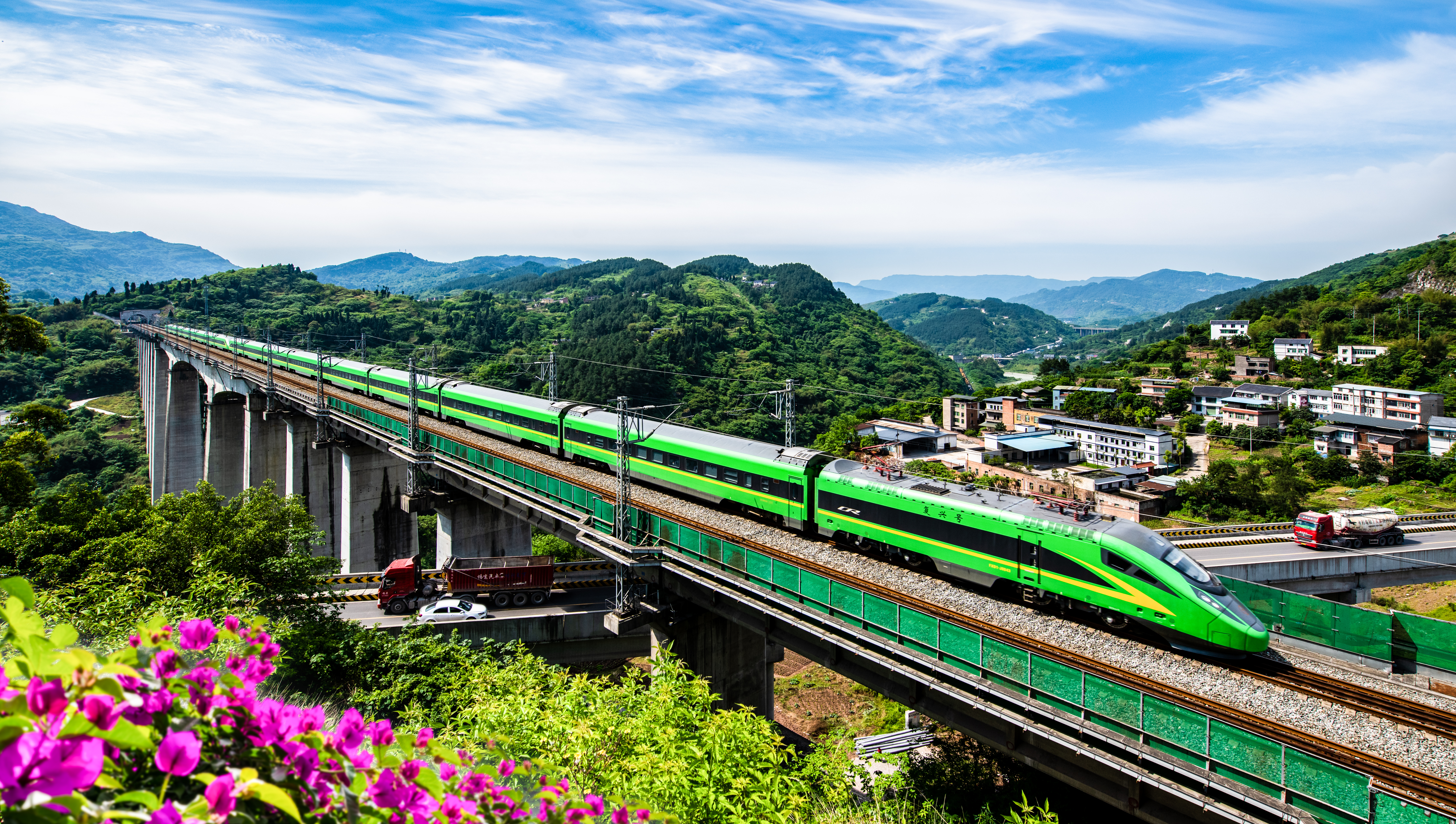 復(fù)興號動車從渝貴鐵路豹子巖特大橋飛馳而過-陳再華17723613368.jpg