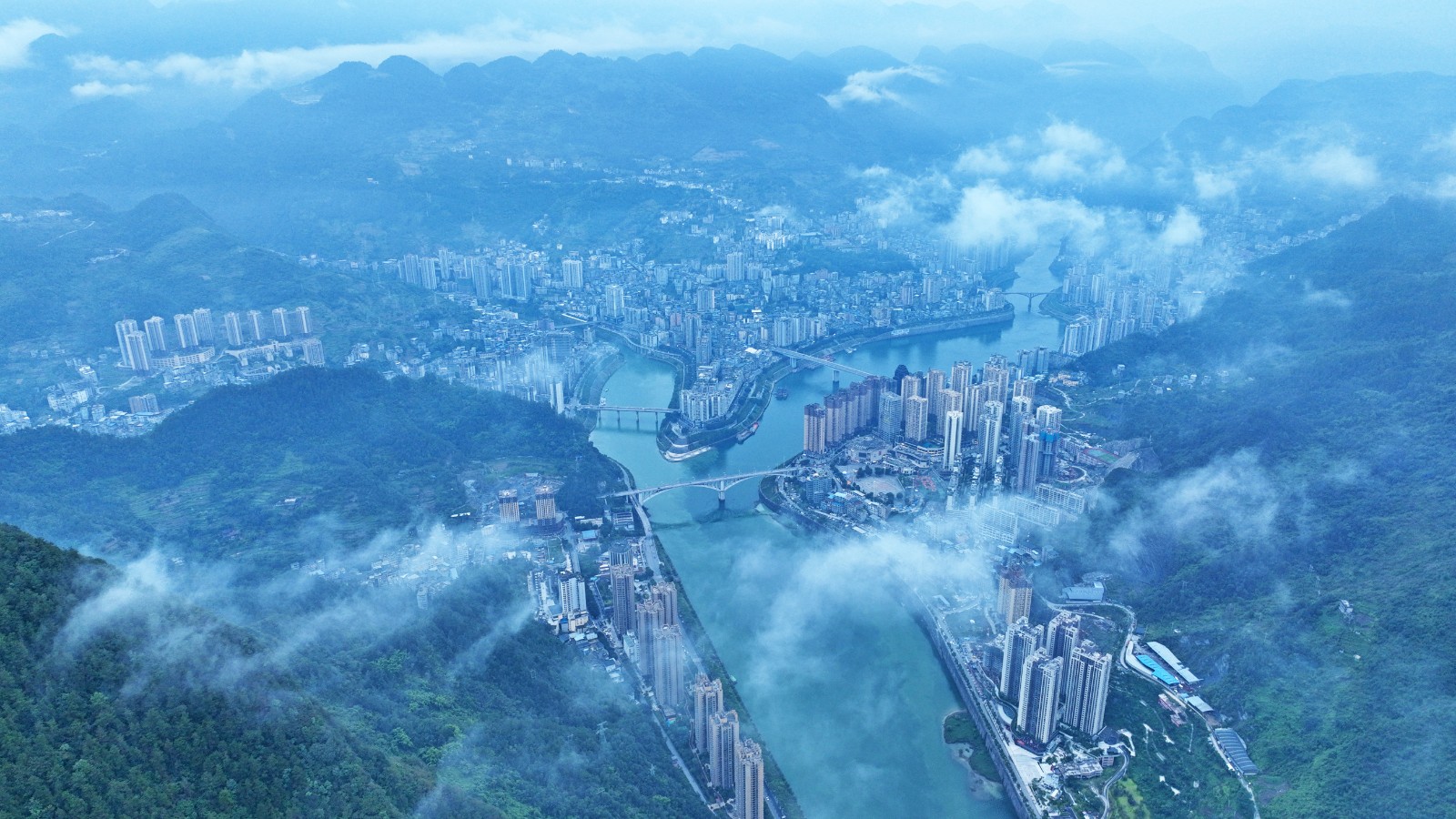 2023年8月26日，一場秋雨過后，位于烏江岸邊的重慶市彭水苗族土家族自治縣縣城周邊，薄霧繚繞，城市的橋梁、建筑、公園等與青山綠水相映成趣，美不勝收。 (8).jpg