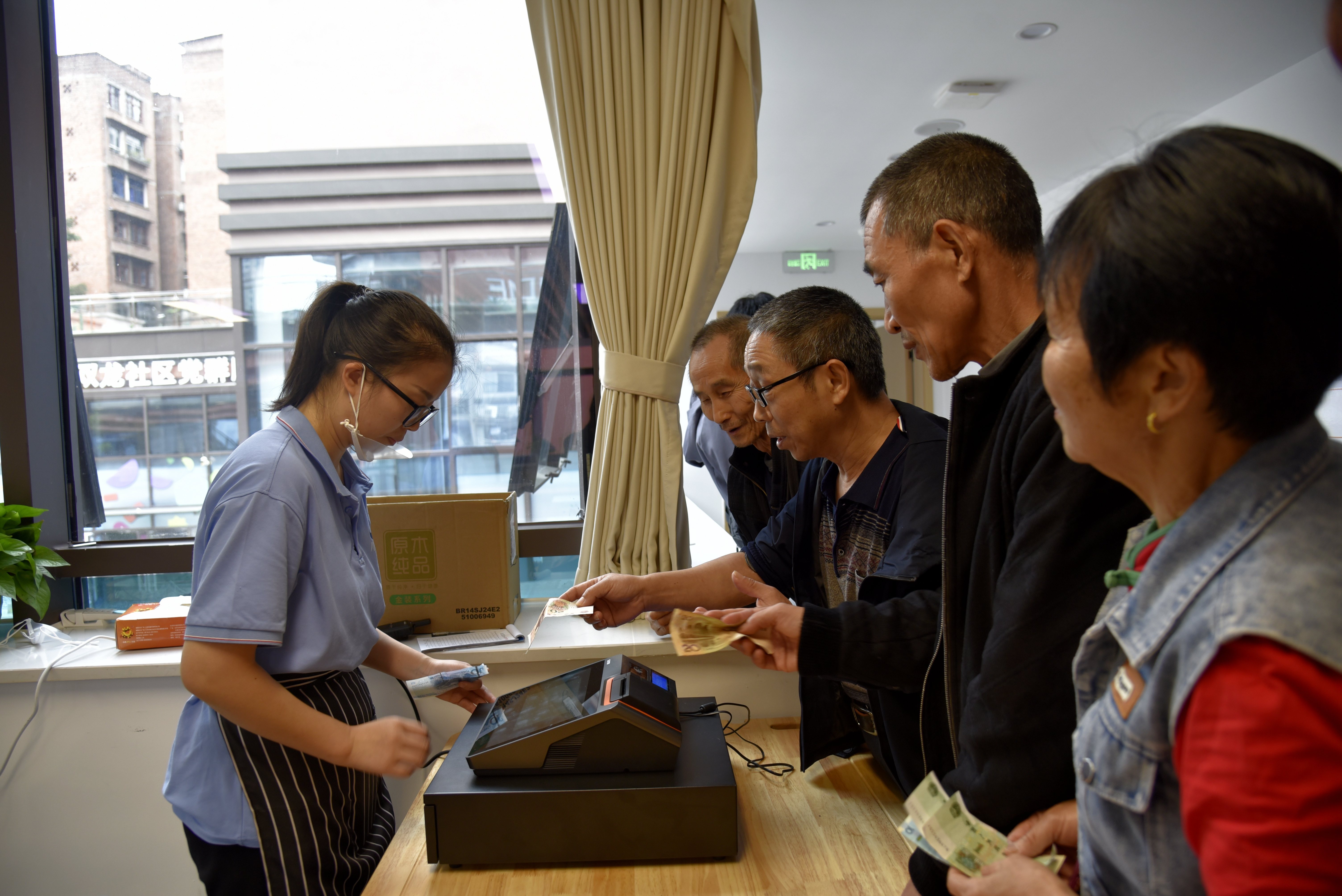 居民購買飯票。（攝影：張靜 攝）