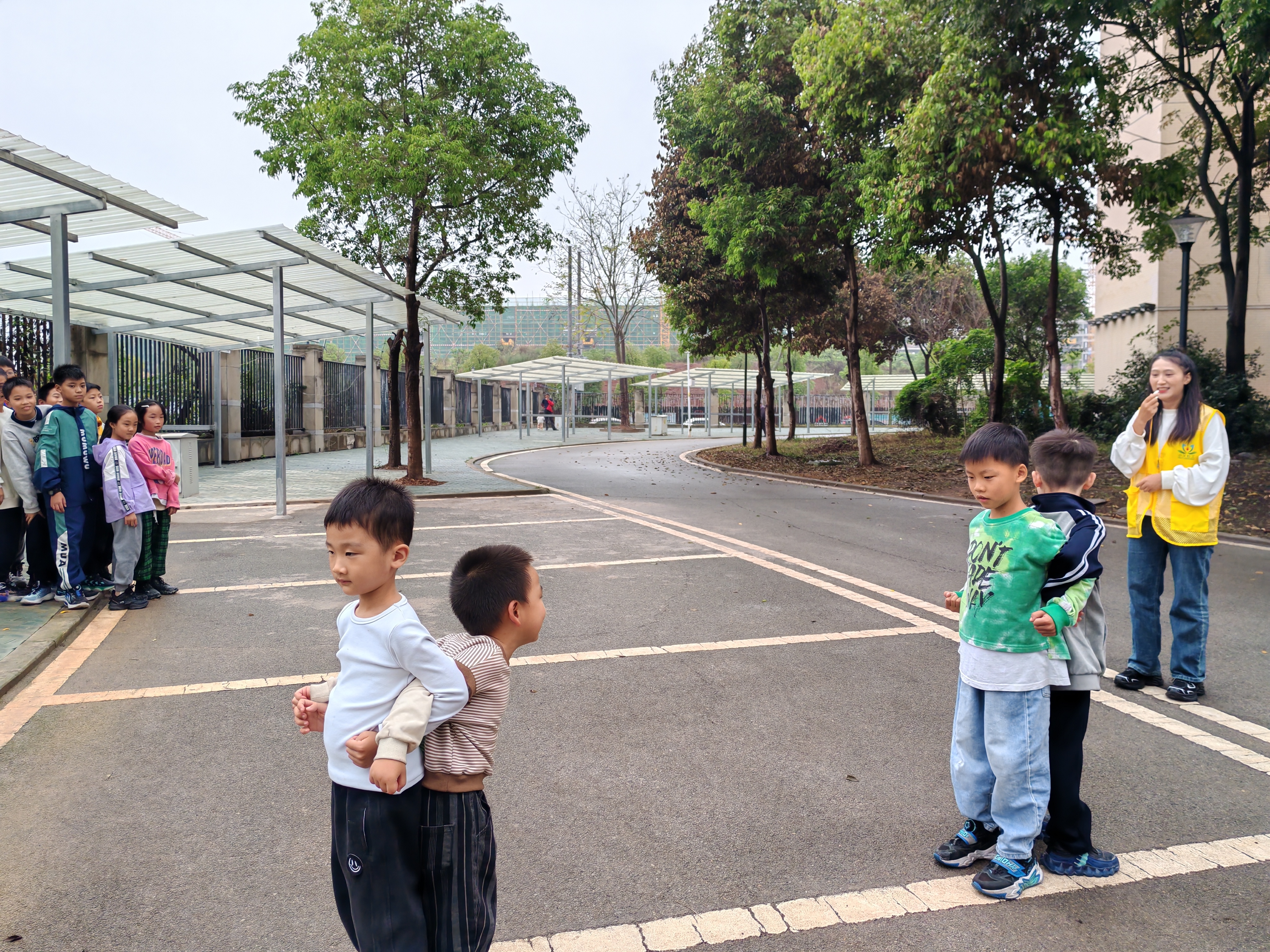 10.19水峰社区童心飞扬背靠背夹球照片.jpg