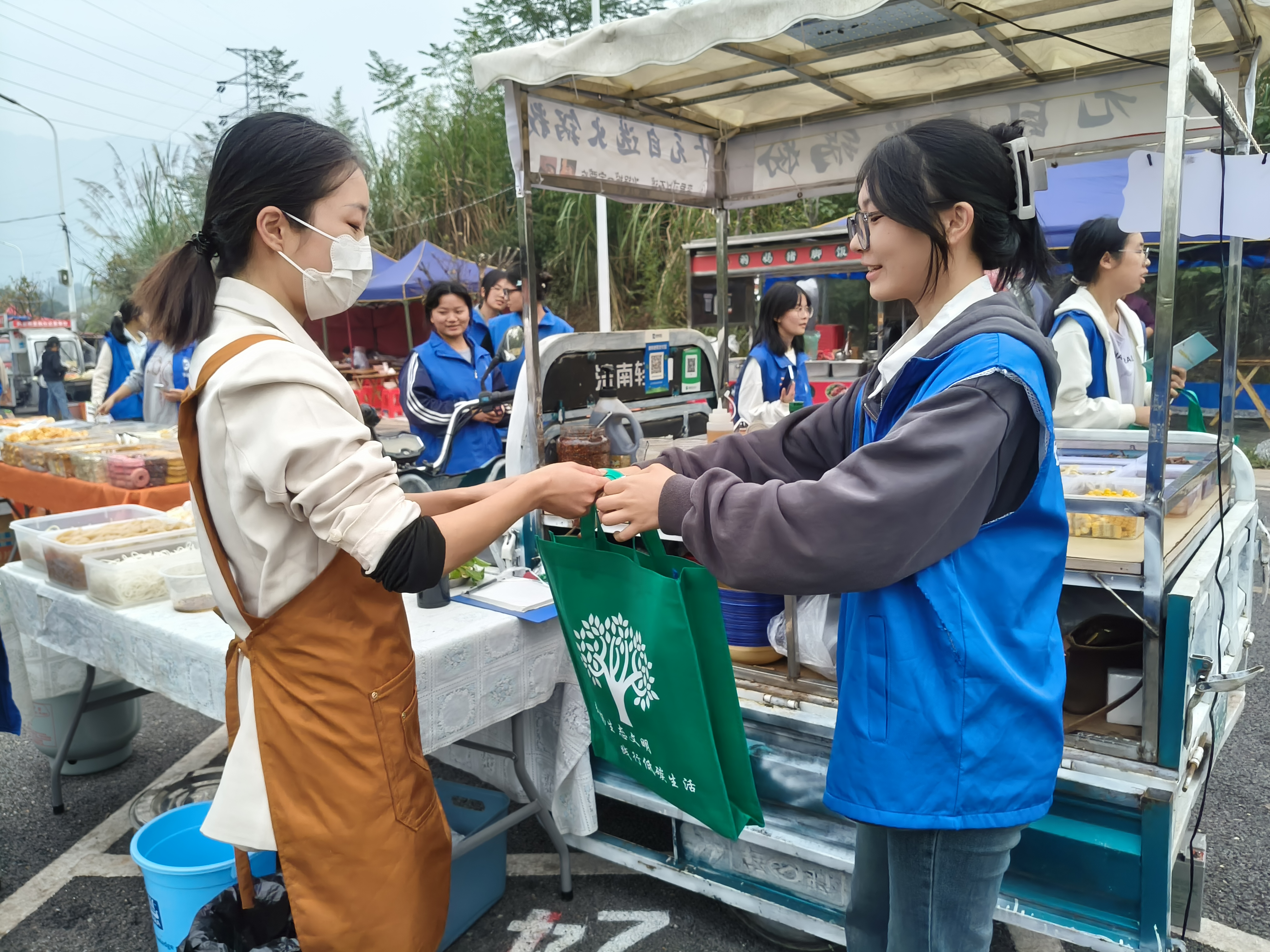 2024年10月通桥街道、经开区生态环境局、重庆工程学院携手开展秋冬季水环境保护实践宣传活动（3）.jpg