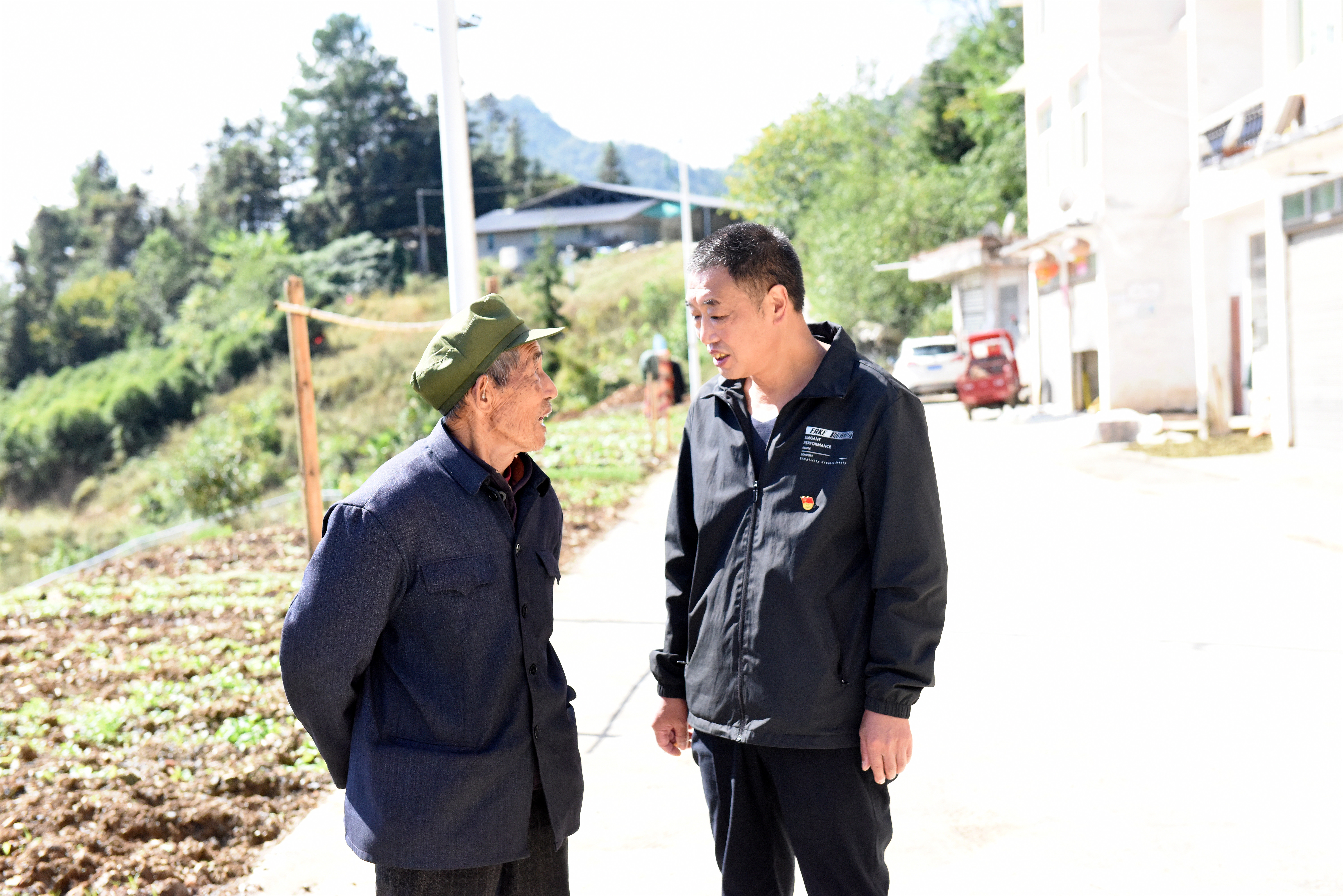 駐村第一書記與蹇千軍老人在交流 (2).jpg