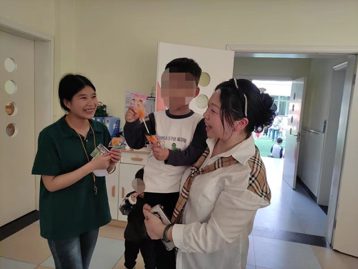 版心   蒋学会和她帮扶的孩子们在一起。区委宣传部供图   1.jpg