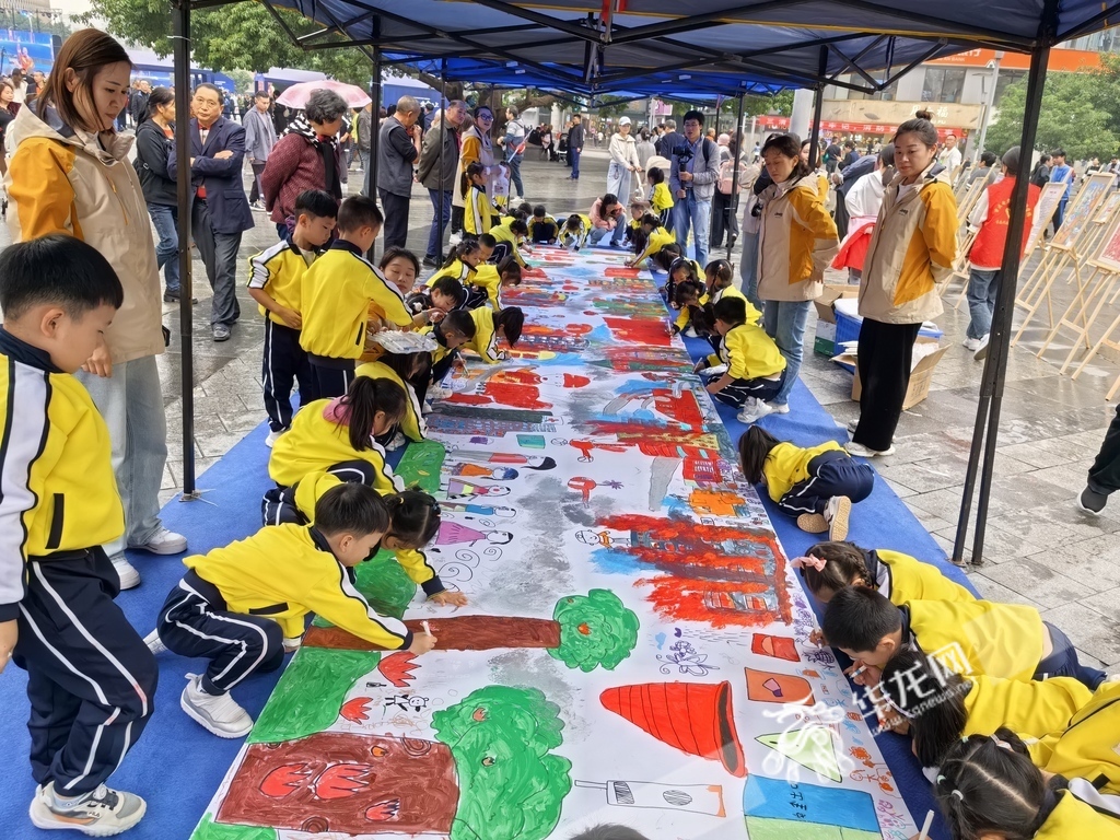 “我心中的‘火焰蓝’”消防主题画卷手绘区。华龙网记者 谢鹏飞 摄