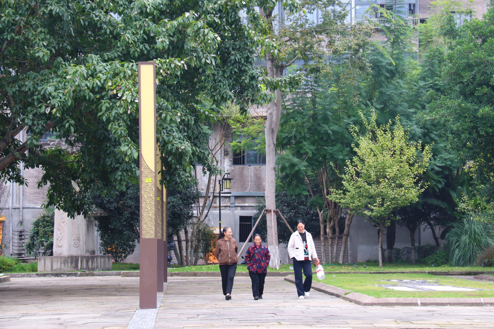 市民在汉阙广场口袋公园悠闲散步。拍摄：周晶.jpg