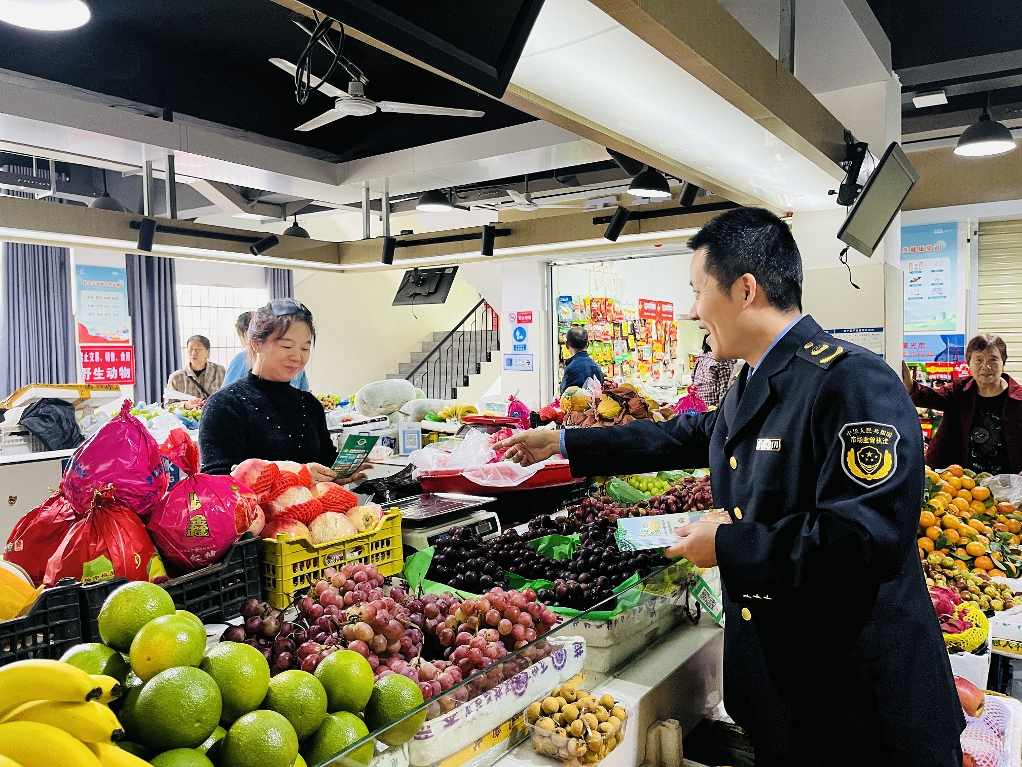 執(zhí)法人員向商販宣傳食品安全法律法規(guī)。李靜 攝