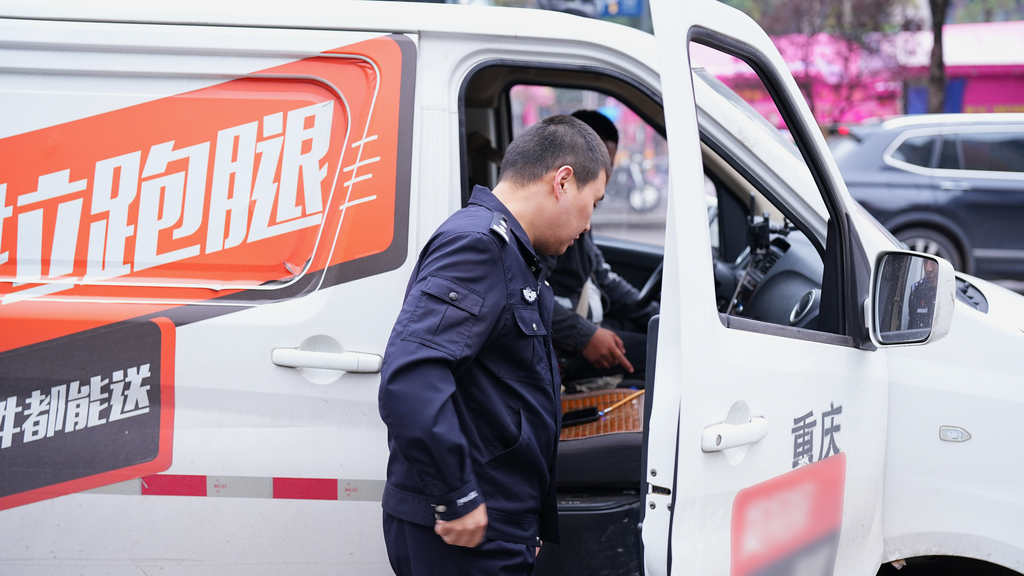 民警现场截获“运钞”网约货车。 警方供图
