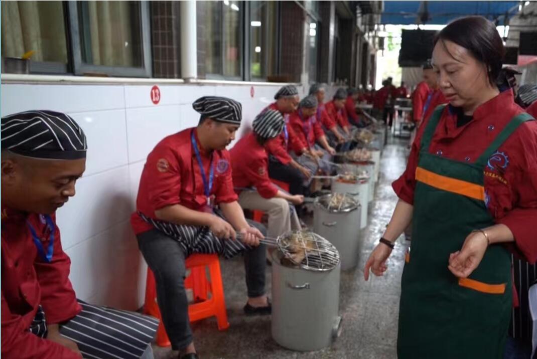 “万州烤鱼师傅”被重庆市乡村振兴局确定为首批市级劳务品牌。丁靳 徐小茜 摄