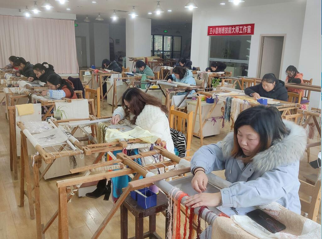 万州通过公司化运作将刺绣工艺变成助农增收的产业项目。丁靳 徐小茜 摄