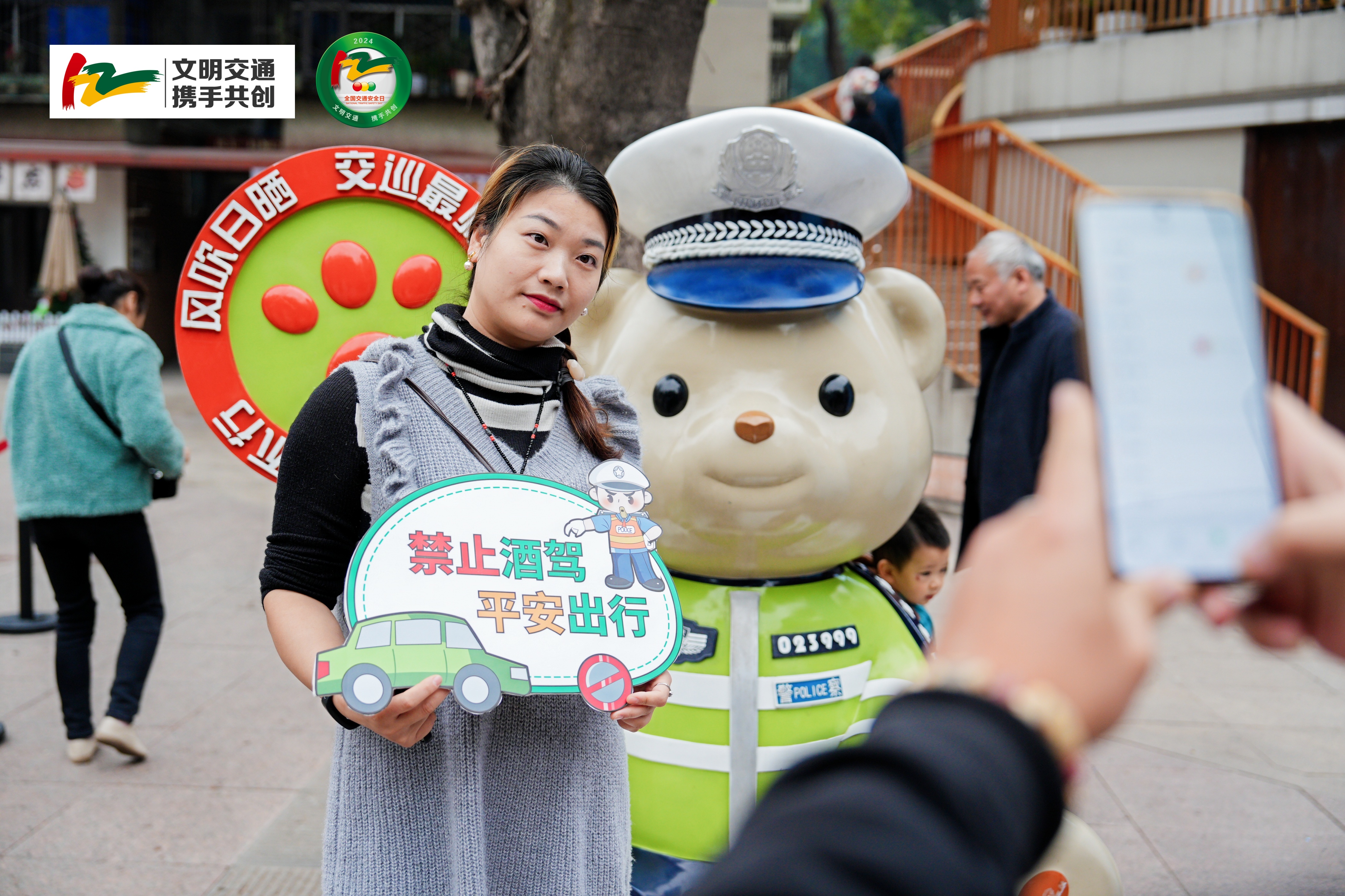 九龙坡：VR酒驾体验、模拟骑行……这个“交通安全日”互动感拉满