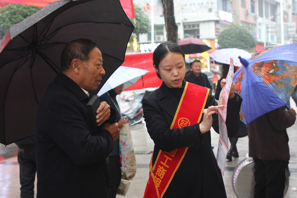 工作人员现场讲解人民币防伪特征。记者 任会 摄影