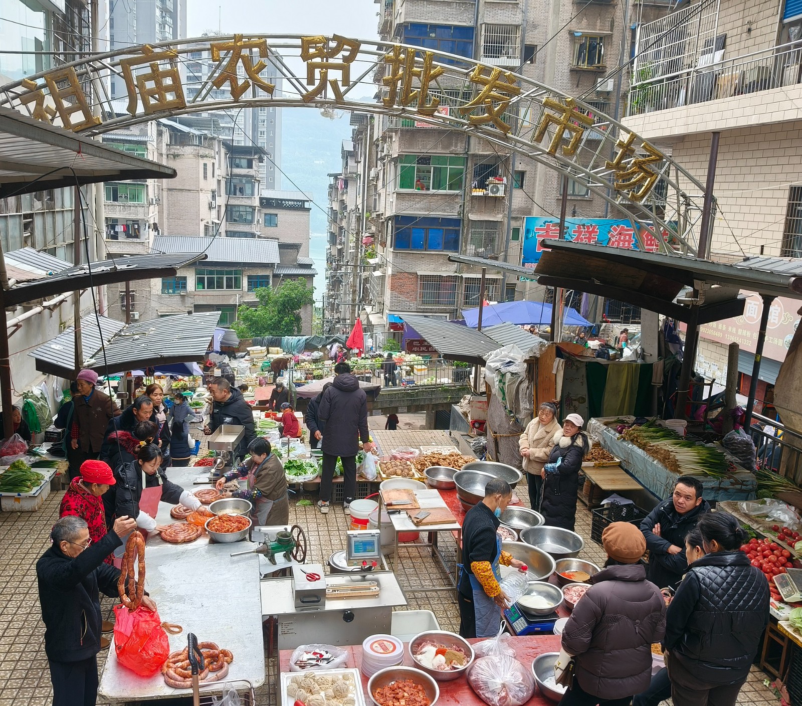 忠縣川祖廟農(nóng)貿(mào)批發(fā)市場，灌香腸的攤位前一派忙碌景象。拍攝：張耀升.jpg