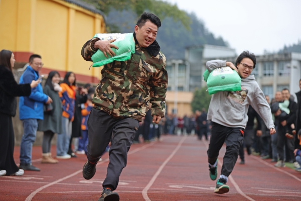 鹿鸣乡举行乡村趣味运动会，村民们正在进行搬运粮食比赛。赵勇摄