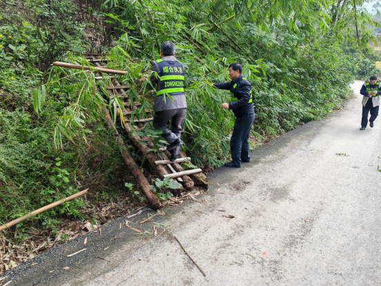 金山镇：及时清理路障 确保道路安全畅通