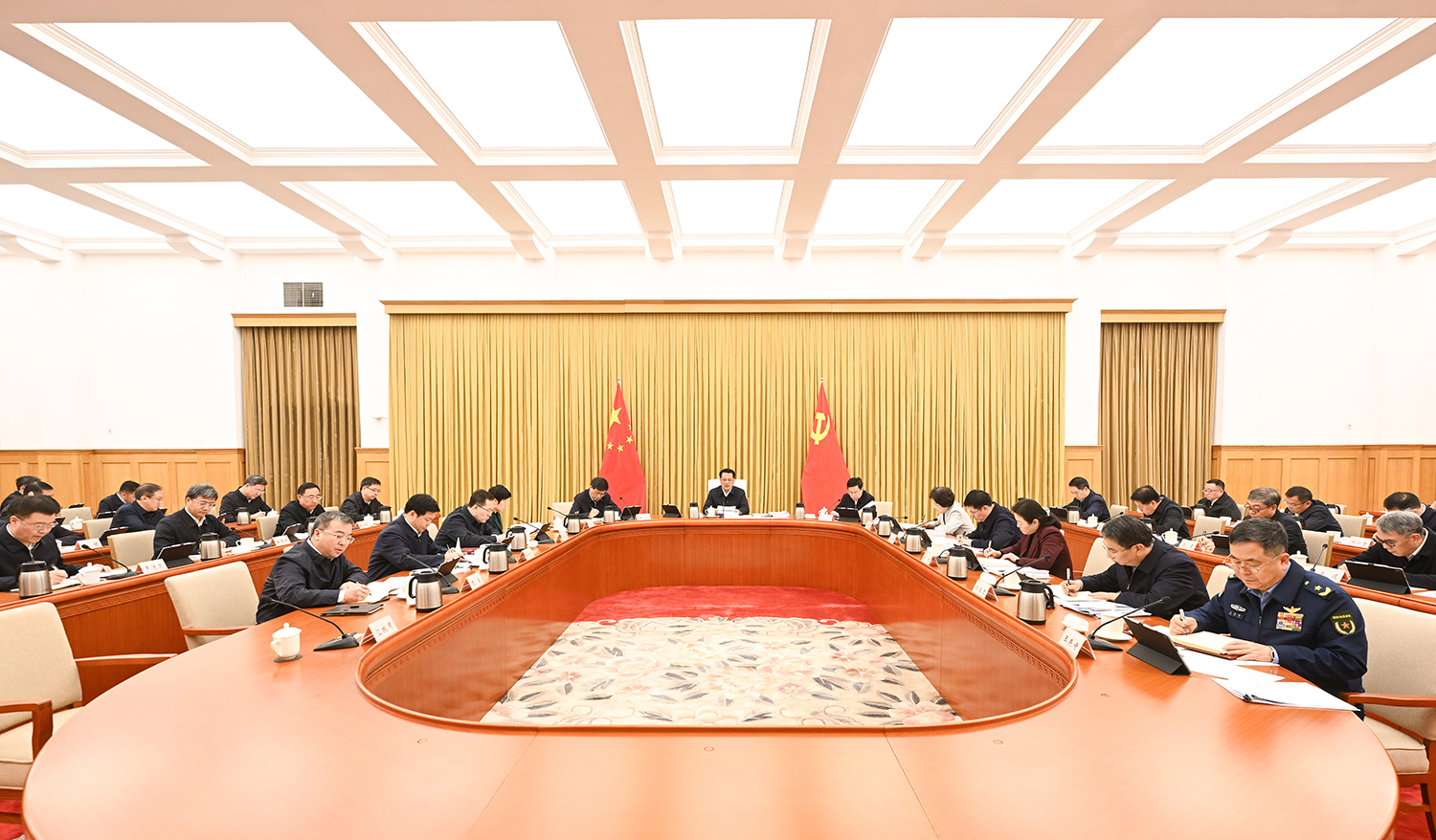 市委常委会举行会议 深入学习贯彻习近平总书记重要讲话精神 研究部署“三农”和枢纽港产业园建设等工作