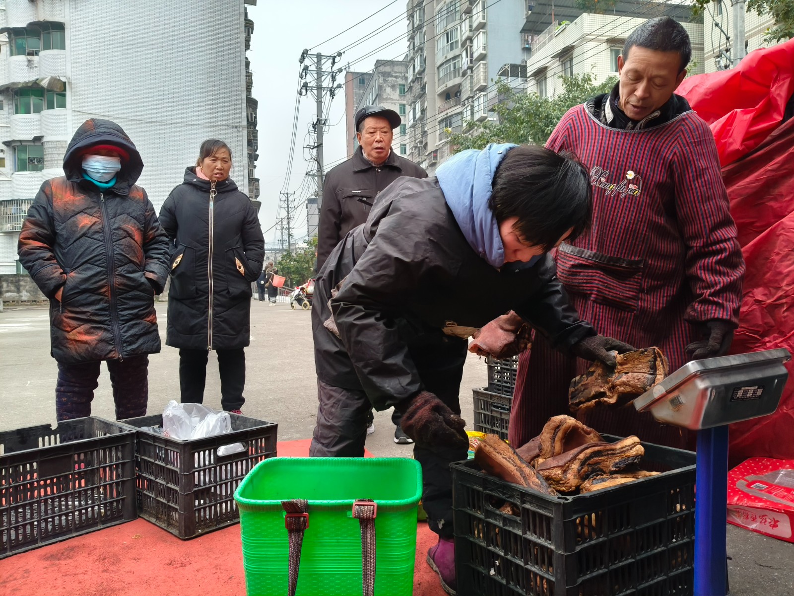 熏制好的臘肉過秤。拍攝：張耀升.jpg