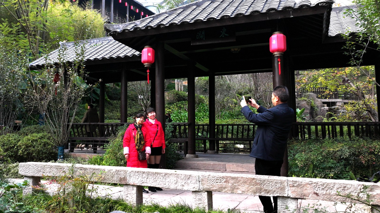 1、游客在老街區(qū)改造成的東坡花園游玩留影。趙軍攝.JPG