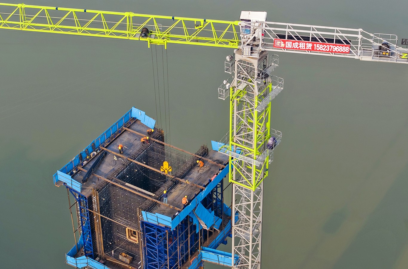 渝万高铁忠县段南溪村双线特大桥桥墩建设现场 余鸿 摄DJI_20250101150546_0013_D.jpg