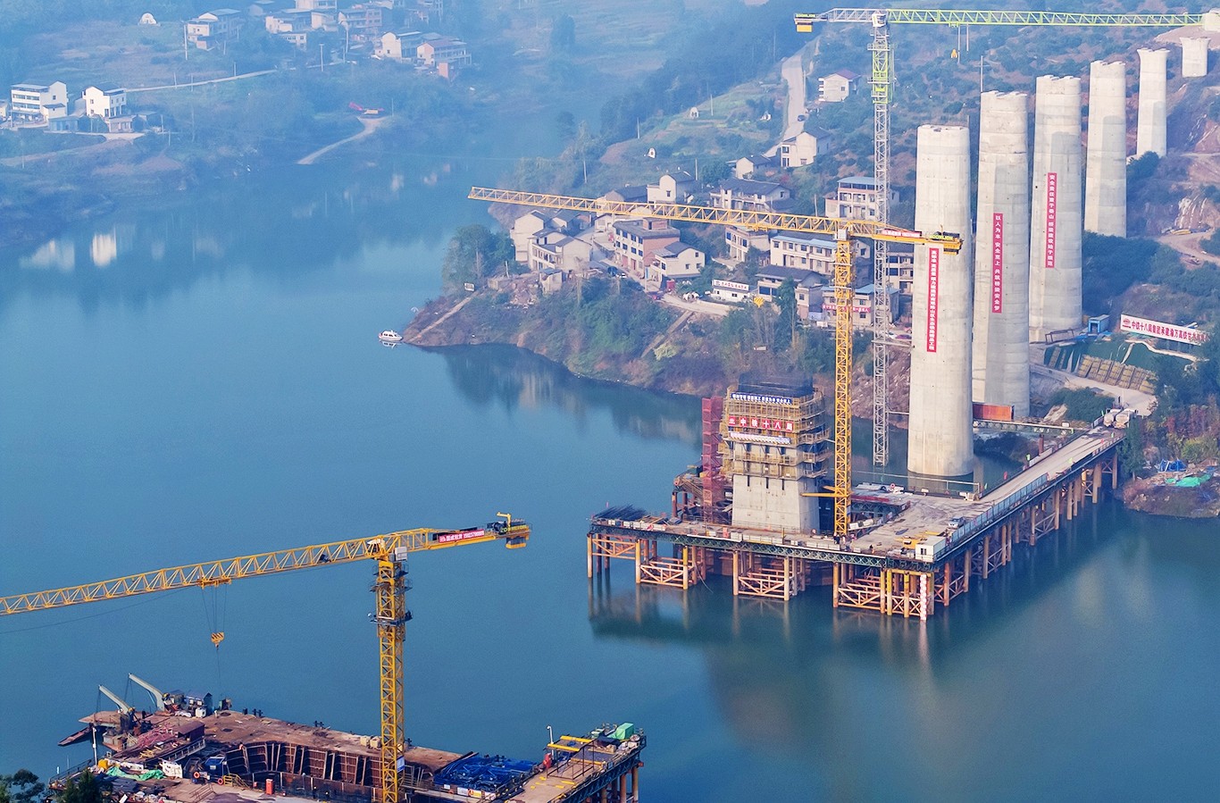 渝万高铁忠县㽏井河双线特大桥桥墩建设现场  余鸿 摄DJI_20250101155336_0040_D.jpg