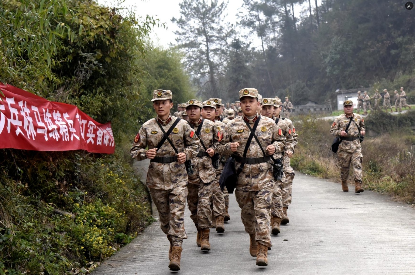 參訓(xùn)人員斗志昂揚(yáng)，重走長(zhǎng)征路。（攝影：張靜）