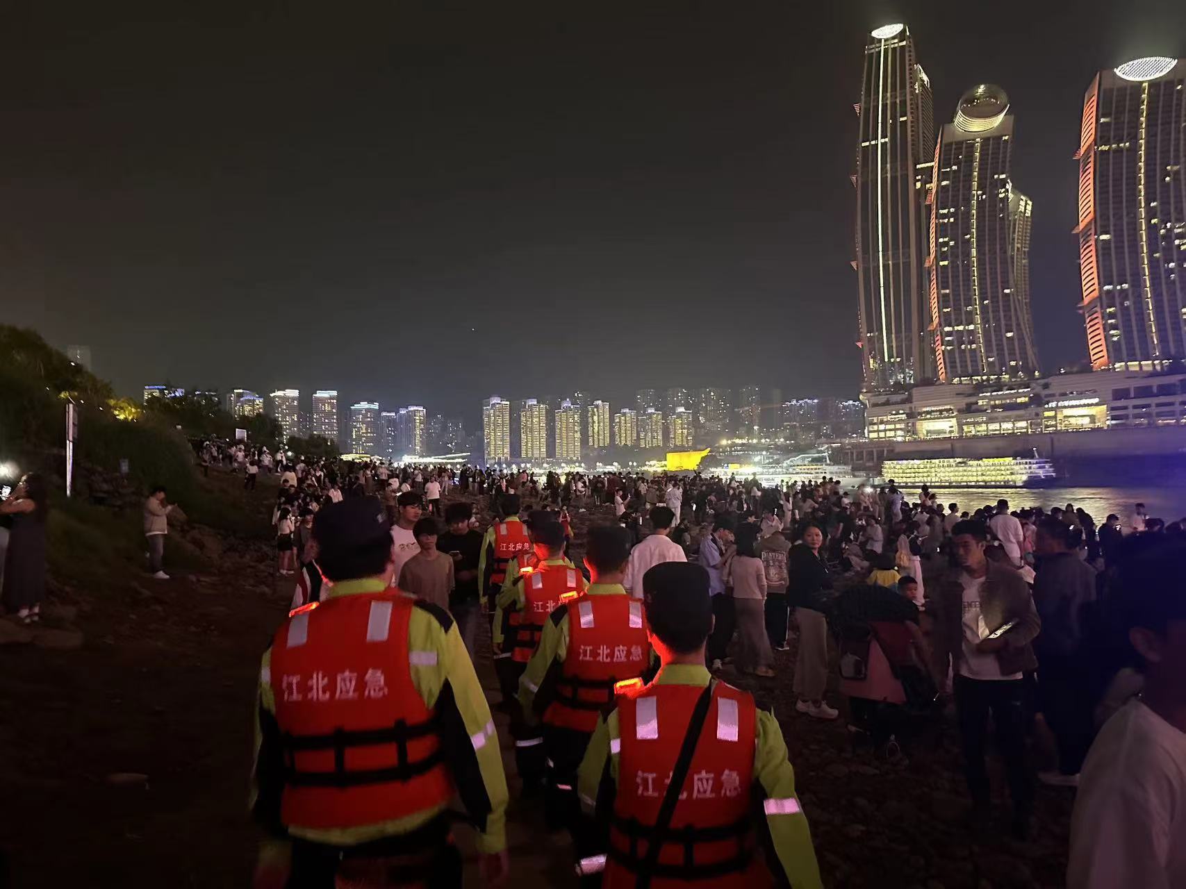 9.國慶期間，重慶市專業(yè)應(yīng)急救援隊伍江北救援支隊在江灘公園開展夜間巡巡護(hù)值守.jpg