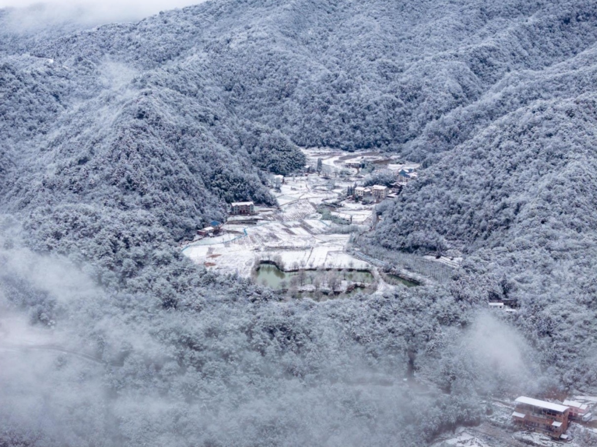 雪后的萬隆村景色迷人。（攝影：吳先勇）