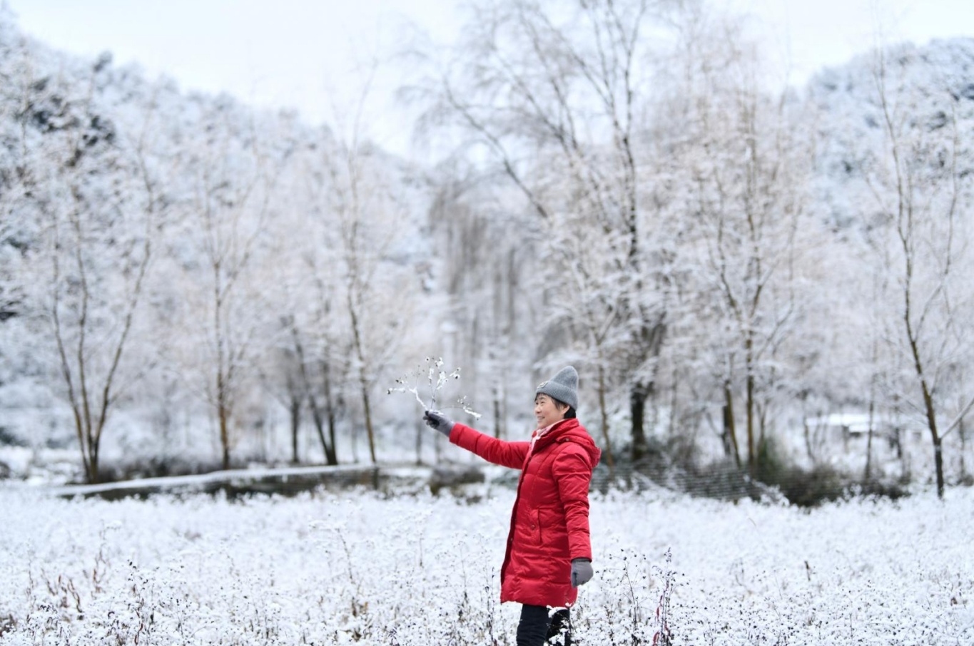 游人行走在雪地上，呼吸著清新凜冽的空氣，欣賞著如畫的美景。（攝影：郭又嘉）